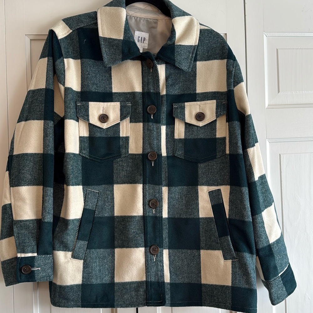 GAP Green/Cream Shacket with 2 chest pockets and two slash pockets. Like new.